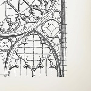 Puede incluir: Ilustraci&oacute;n arquitect&oacute;nica detallada en blanco y negro de un dise&ntilde;o de ventana g&oacute;tica. La imagen presenta intrincados patrones de tracer&iacute;a, incluyendo c&iacute;rculos, cuatrifolios y formas geom&eacute;tricas, con la letra "F" visible en dos elementos circulares.