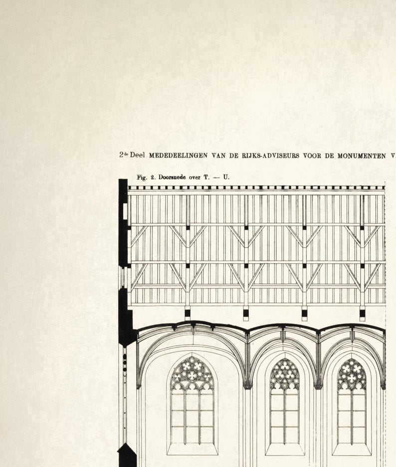 K&ouml;nnte beinhalten: Architekturplan eines Geb&auml;udeteils, mit detaillierter Querschnittsansicht. Die Zeichnung umfasst die Dachkonstruktion, Bogenfenster mit aufwendigen Ma&szlig;werken und den Text "2e Deel MEDEDEELINGEN VAN DE RIJKS-ADVISEURS VOOR DE MONUMENTEN V" und "Fig. 2. Doorsnede over T. - U."
