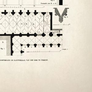 K&ouml;nnte beinhalten: Eine detaillierte architektonische Zeichnung mit einem Grundriss eines Geb&auml;udes, die geometrische Muster und beschriftete Abschnitte aufweist. Die Zeichnung enth&auml;lt Text und Figuren, mit Fokus auf Layout und Design des Geb&auml;udes.