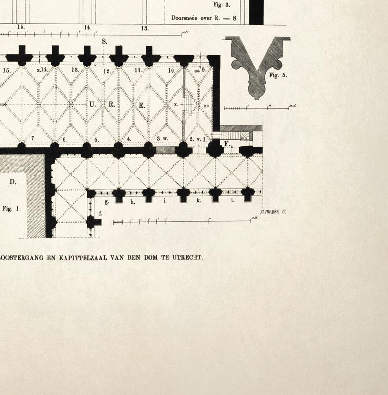 K&ouml;nnte beinhalten: Eine detaillierte architektonische Zeichnung mit einem Grundriss eines Geb&auml;udes, die geometrische Muster und beschriftete Abschnitte aufweist. Die Zeichnung enth&auml;lt Text und Figuren, mit Fokus auf Layout und Design des Geb&auml;udes.