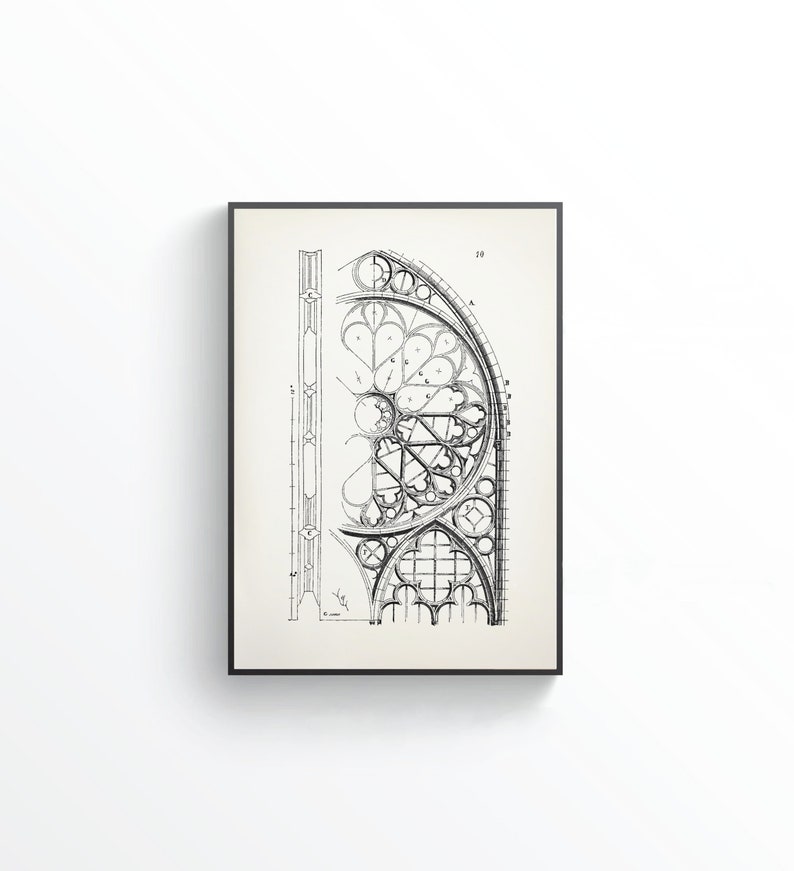 Puede incluir: Impresi&oacute;n enmarcada en negro que presenta un dibujo arquitect&oacute;nico detallado de una ventana g&oacute;tica. El dibujo, en tinta negra, se encuentra sobre un fondo crema, destacando intrincados patrones geom&eacute;tricos. La impresi&oacute;n se exhibe contra una pared blanca.