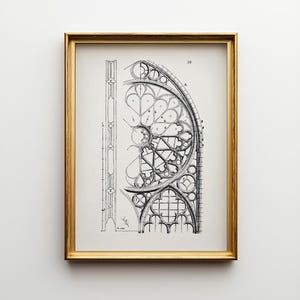 Puede incluir: Una impresi&oacute;n arquitect&oacute;nica enmarcada con una detallada ilustraci&oacute;n en blanco y negro de una secci&oacute;n de una ventana de catedral. La impresi&oacute;n est&aacute; enmarcada en un marco dorado. El dise&ntilde;o incluye intrincados patrones geom&eacute;tricos.