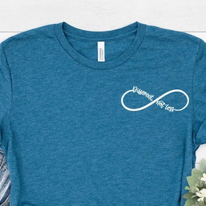 Camiseta de concienciación sobre el autismo: símbolo del infinito, diferente, no menos