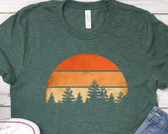 Retro Sunset Forest T-Shirt – Vintage Nature Tee – Outdoor Adventure Shirt – Unisex Hiking Shirt – Mountain Lover Gift.