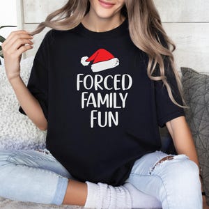 Forced Family Fun Christmas Shirt | Holiday Humor Tee bild 3