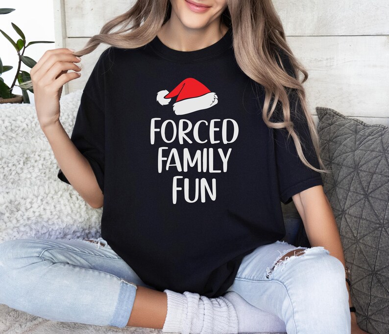 Forced Family Fun Christmas Shirt | Holiday Humor Tee bild 3