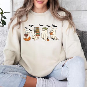 Camiseta de Halloween con fantasmas lectores / Sudadera espeluznante para amantes de los libros imagen 2