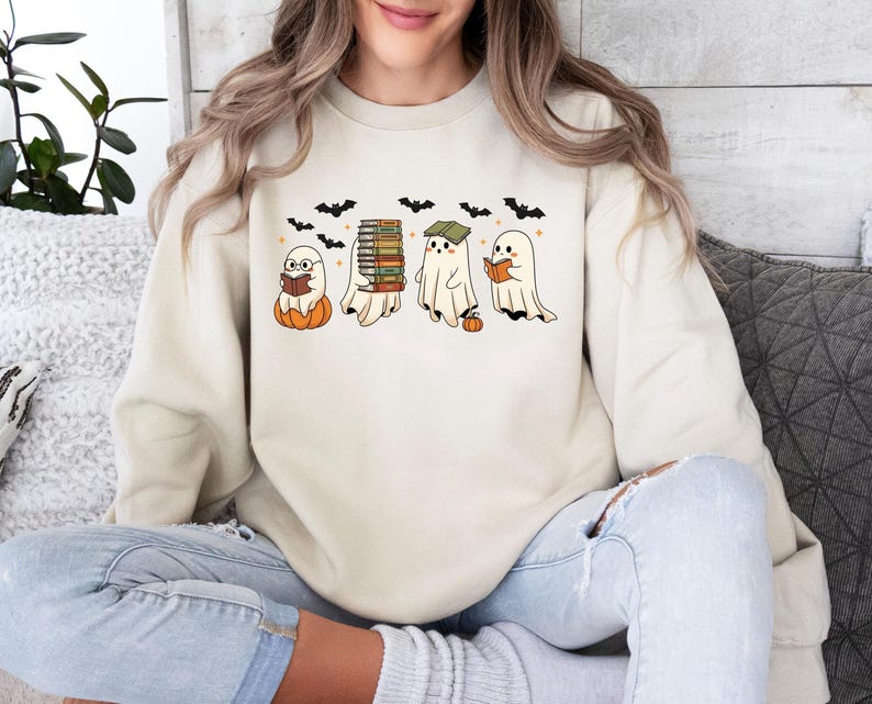 Camiseta de Halloween con fantasmas lectores / Sudadera espeluznante para amantes de los libros imagen 2