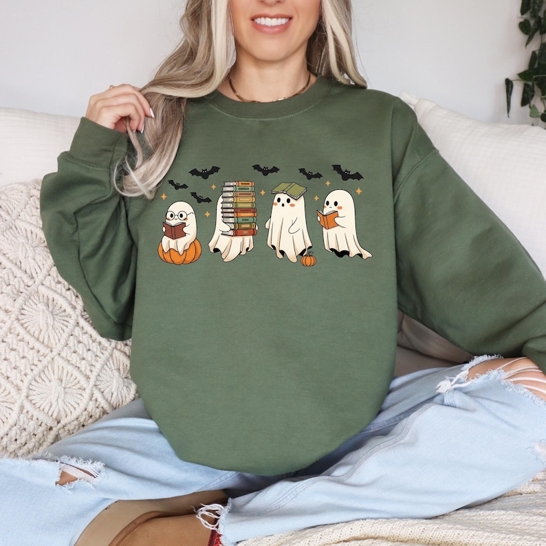 Camiseta de Halloween con fantasmas lectores / Sudadera espeluznante para amantes de los libros imagen 1