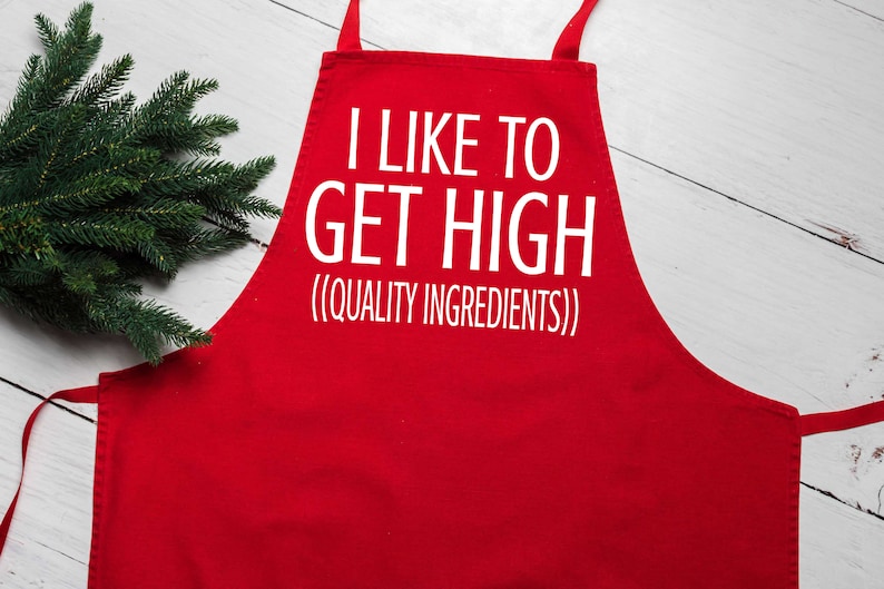 Puede incluir: Delantal de cocina rojo con texto blanco que dice "Me gusta ponerme high (ingredientes de calidad)".