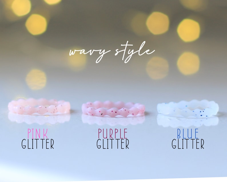 Pode incluir: Tr&ecirc;s an&eacute;is de silicone com um design ondulado. Os an&eacute;is s&atilde;o rosa com glitter rosa, roxo com glitter roxo e branco com glitter azul. O texto "wavy style" est&aacute; escrito acima dos an&eacute;is.
