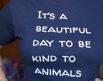 Es un hermoso día para ser amable con los animales - Camiseta con frase - Camiseta para amantes de los animales