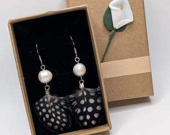 Pendientes de plumas - Plumas auténticas de gallina de Guinea - Hechos a mano