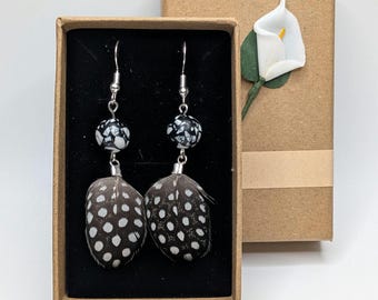 Pendientes de plumas - Plumas auténticas de gallina de Guinea con cuentas de arcilla - Hechos a mano