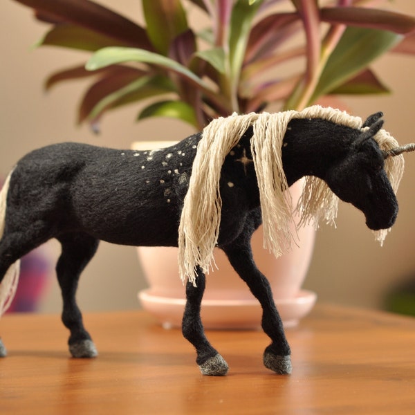 Figura de fieltro de unicornio negro, escultura realista de lana de galaxia, creación de caballo estrella mágico, criatura de fantasía nocturna oscura, decoración cósmica