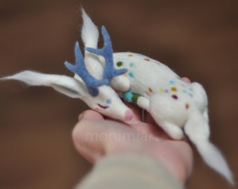 Figurine of white deer with colorful speckles, fairy woolen sculpture, magic doll miniature, cute room decoration, beautiful item for home