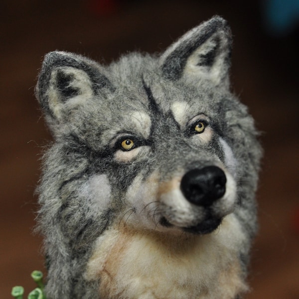 Realistic gray wolf head, needle felted figurine of wild animal, miniature woolen sculpture, small beautiful home decoration, wolf spirit