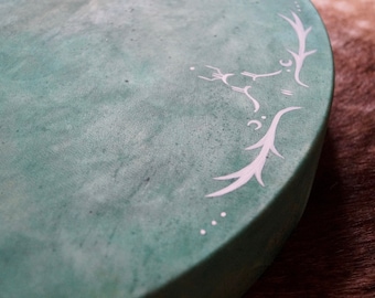 Handgemaakte bosmedicijntrommel | Sjamanistische trommelgeit | Ritueel instrument | Groen-turkoois geverfde huid