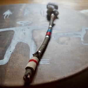 Tambor chamánico hecho a mano: madera, fieltro blanco, cuero con detalles de piedra
