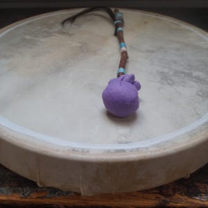 Vilten drumstick lila met paardenhaar | Unieke houten sjamaanklopper | Traditionele handgemaakte hamer