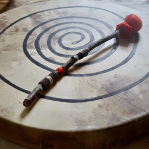 Baqueta de fieltro rojo: Baqueta chamánica hecha a mano, de cuero y madera