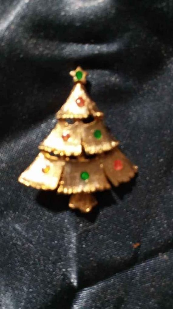 VTG 60'S Christmas tree pin, gold tone w/red and … - image 2