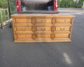 Vtg Henredon Fine Furniture, 9 Drawer Dresser, Solid Wood  NO shipping pick up only