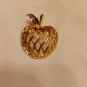 VTG 70&#39;S 3D GOLD PLAED Lattice style Apple brooch