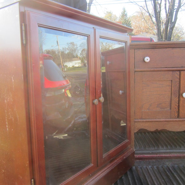 TV/CURIO Cabinet, Wood Veneer w/Glass front and Shelf, Read All, no ship