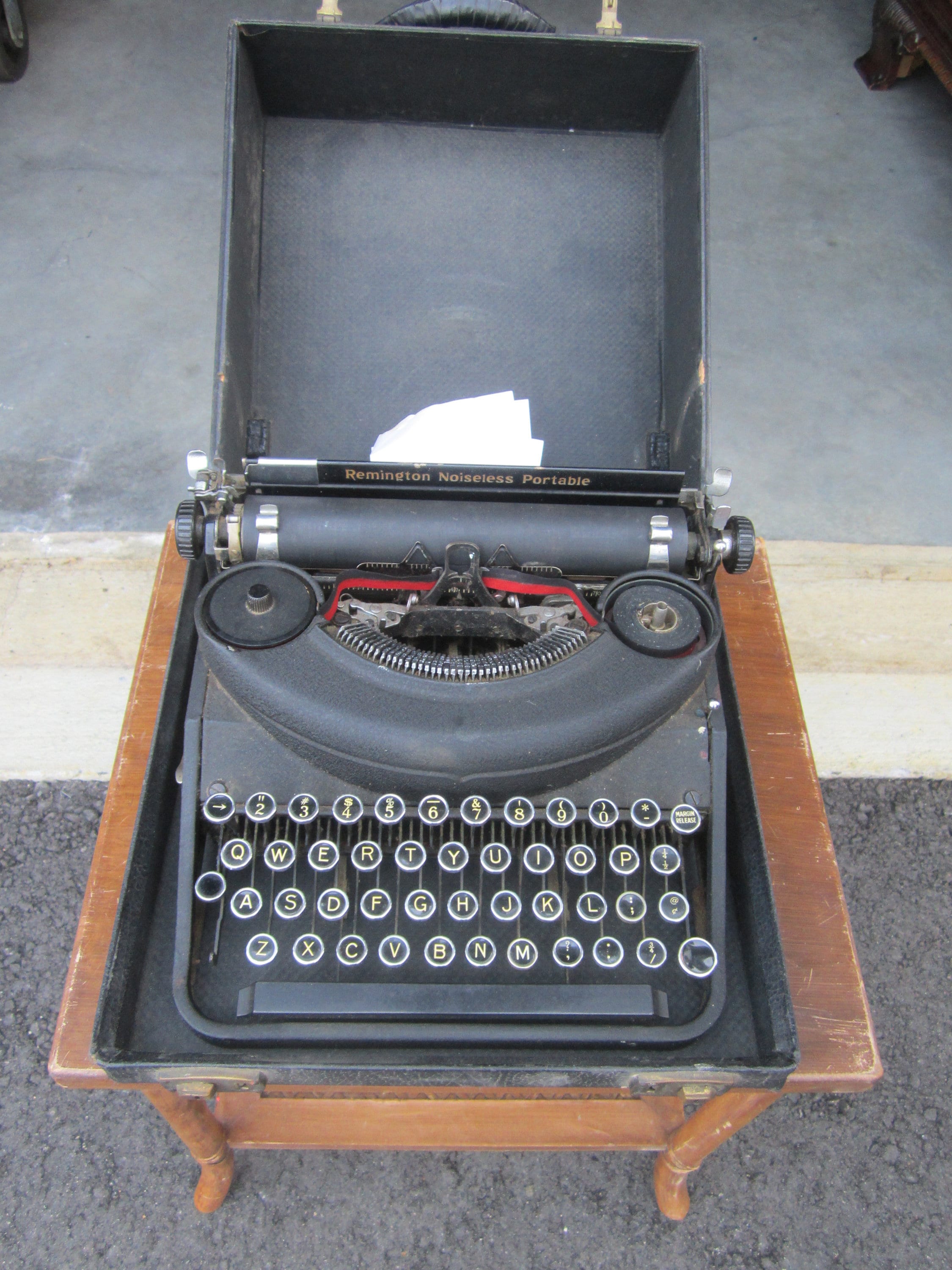 Remington Noiseless Portable タイプライター 1936 Remington Noiseless Portable on the Typewriter Database