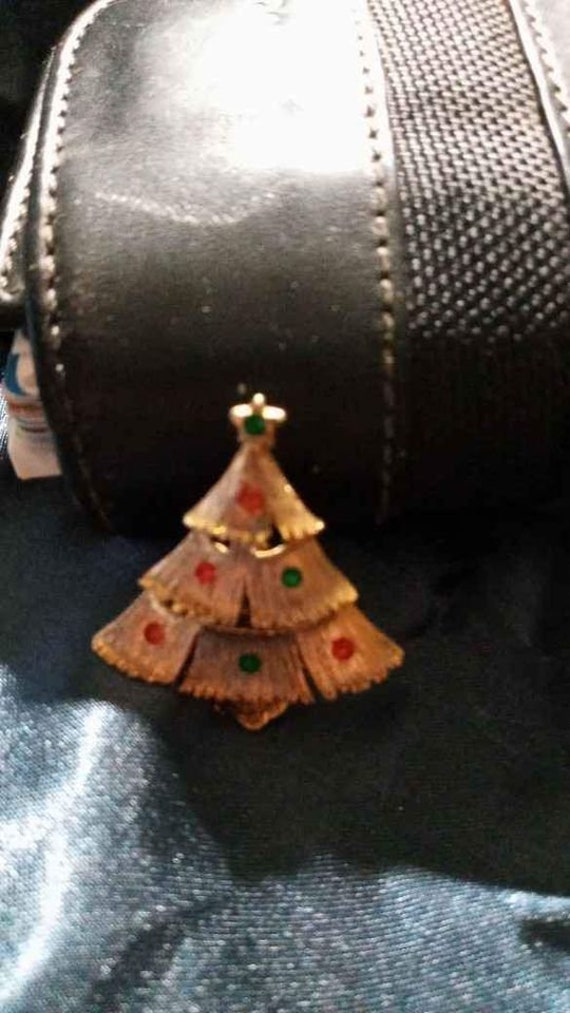 VTG 60'S Christmas tree pin, gold tone w/red and … - image 3