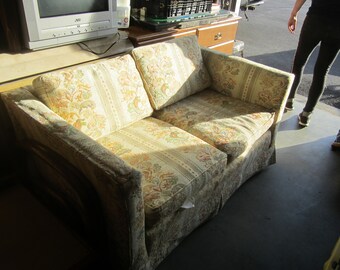 Vtg Loveseat, Floral Paisley Pattern, Cream Colors, Deep Seat, no shipping pick up only