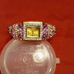 VTG 80&#39;S BEAUTIFUL WATCH Unsigned, Original Spring Bracelet Watch w/Purple floral design, stunning