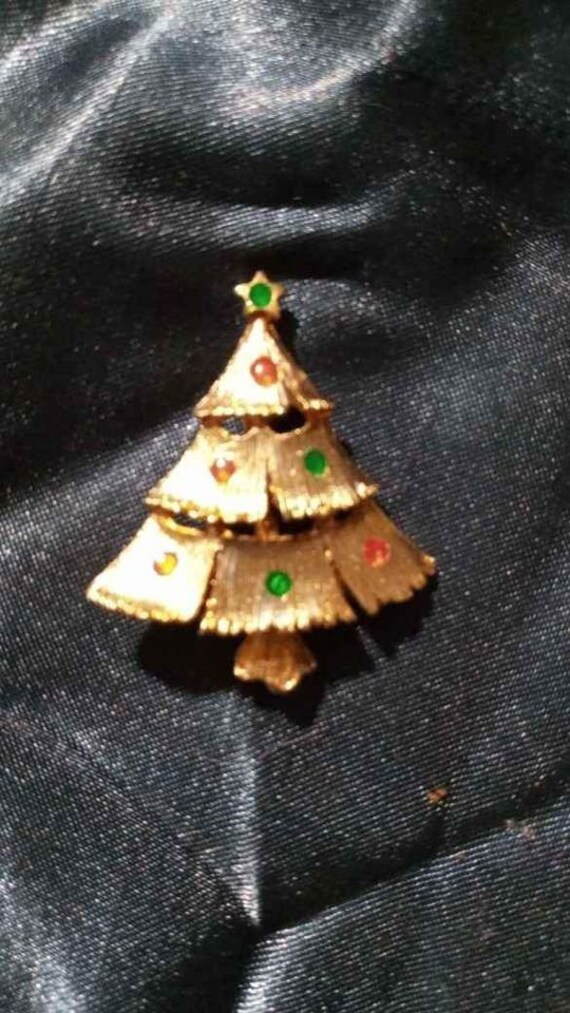 VTG 60'S Christmas tree pin, gold tone w/red and … - image 1
