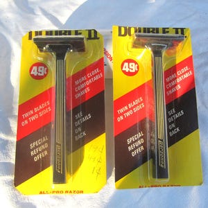 Vtg 70&#39;s Personna Double ll Mens Razors, by Phillip Morris, price is each