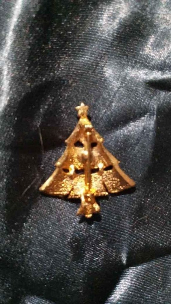 VTG 60'S Christmas tree pin, gold tone w/red and … - image 4