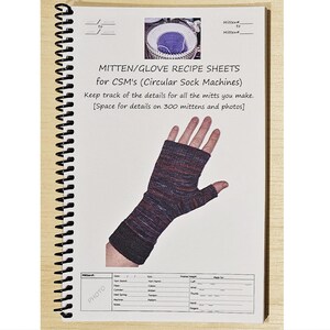 Peut inclure: Carnet à spirales avec "MITTEN/GLOVE RECIPE SHEETS" pour CSM. La couverture montre un mitaine tricotée sans doigts. Les pages intérieures comportent des espaces pour enregistrer les détails tels que la marque de fil, les couleurs et les mesures. Le mot "EXAMPLE" est imprimé sur les pages.