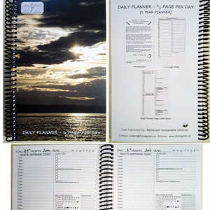 K&ouml;nnte beinhalten: Ein spiralgebundenes Tagesplaner mit einem Cover, das einen Sonnenuntergang &uuml;ber dem Wasser zeigt. Der Planer enth&auml;lt Abschnitte f&uuml;r Tagespl&auml;ne, To-Do-Listen, Korrespondenz und Wellness-Details. Der Text "DAILY PLANNER - 1/2 PAGE PER DAY" ist sichtbar.
