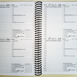K&ouml;nnte beinhalten: Ein offener Spiralplaner mit Tages- und Wochenlayouts. Jeder Tag enth&auml;lt Abschnitte f&uuml;r die Planung, To-Do-Listen, Korrespondenz und Notizen. Wellness-Details sind ebenfalls enthalten, mit Abschnitten f&uuml;r Wasseraufnahme, Stimmung und Bewegung.