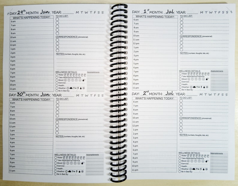 K&ouml;nnte beinhalten: Ein offener Spiralplaner mit Tages- und Wochenlayouts. Jeder Tag enth&auml;lt Abschnitte f&uuml;r die Planung, To-Do-Listen, Korrespondenz und Notizen. Wellness-Details sind ebenfalls enthalten, mit Abschnitten f&uuml;r Wasseraufnahme, Stimmung und Bewegung.