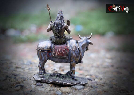 ナンディ像に乗ったシヴァ神：ブロンズ仕上げ樹脂製シヴァ神像（23 CM