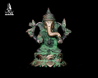Könnte beinhalten: Grüne und goldene Metallstatue von Ganesha, dem hinduistischen Gott der Weisheit und des Wohlstands, der auf einer Lotusblume sitzt. Die Statue ist aufwendig detailliert und hat ein traditionelles Design.