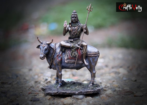 ナンディ像に乗ったシヴァ神：ブロンズ仕上げ樹脂製シヴァ神像（23 CM