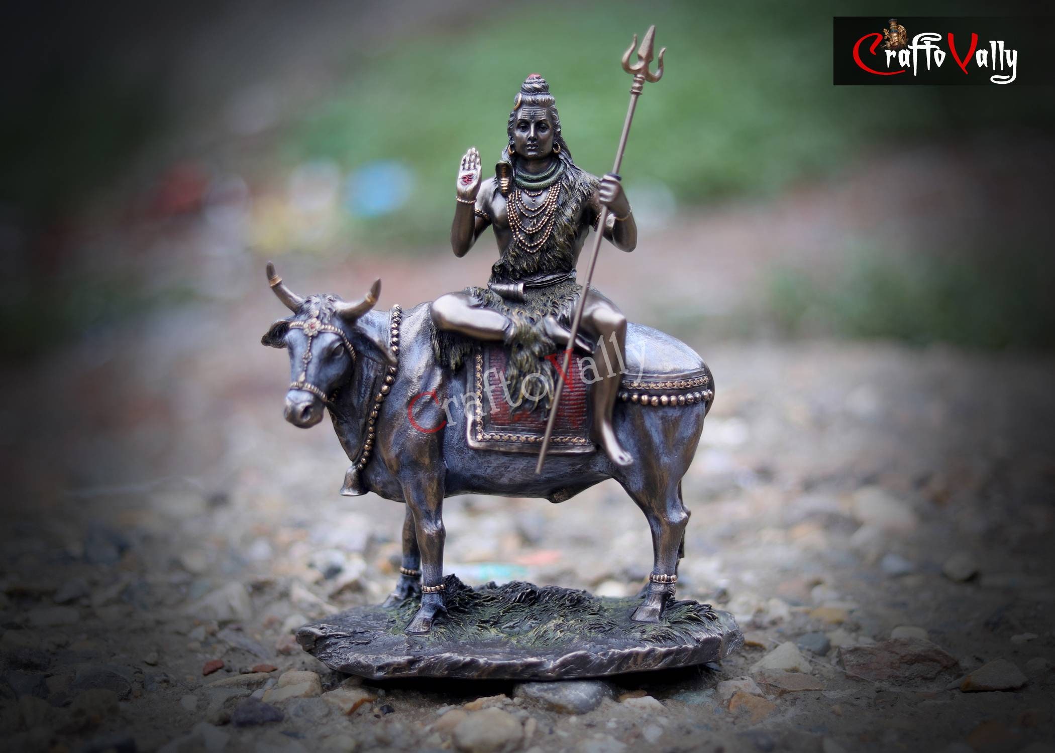 ナンディ像に乗ったシヴァ神：ブロンズ仕上げ樹脂製シヴァ神像（23 CM