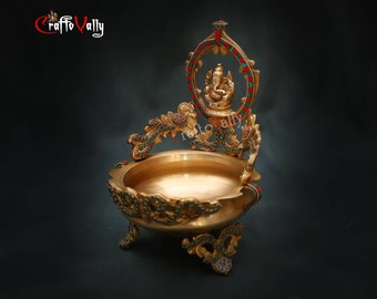Cuenco Uruli de latón con forma de Ganesh: detalle de pavo real, regalo decorativo para el hogar (30 cm)
