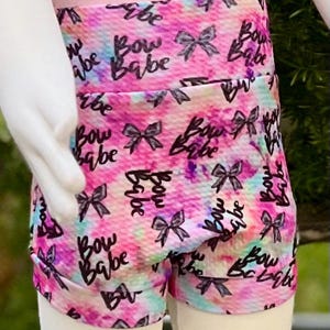 Bow Babe Tie Dye Bummie und Bow Set/Baby Coquette Outfit/Tie Dye Baby Mädchen Bummies/Shorties/Pumphose/Windel Cover/Geburtstag Outfit
