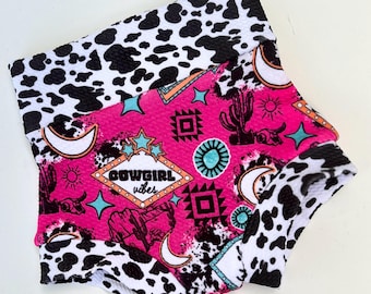 Pantalones cortos de bebé con estampado de rodeo western y estilo vaquera: shorts rosas para bebé.