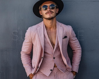 Puede incluir: Un traje de lino rosa con una chaqueta de tres botones y pantalones a juego. El modelo lleva un sombrero fedora negro y gafas de sol.