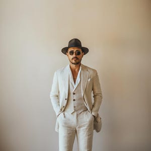 Traje de tres piezas de lino beige hecho a mano: traje de novio de corte ajustado para boda.