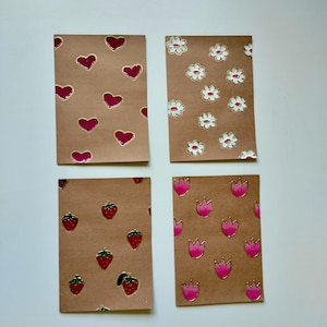 Ensemble de chemises en papier kraft avec chemises peintes à la main, chemises kraft, chemise pour enfants, chemise pour enfants, chemise pour femme, cadeau pour fille, taille A4.